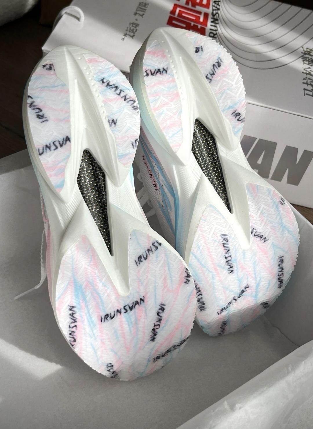 低头拍跑鞋!介么帅没理由拒绝啊啊😭